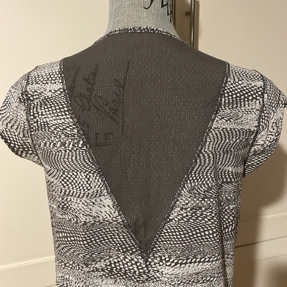 Lululemon - short sleeve - greyish green - size 4 - Picture 3 of 4